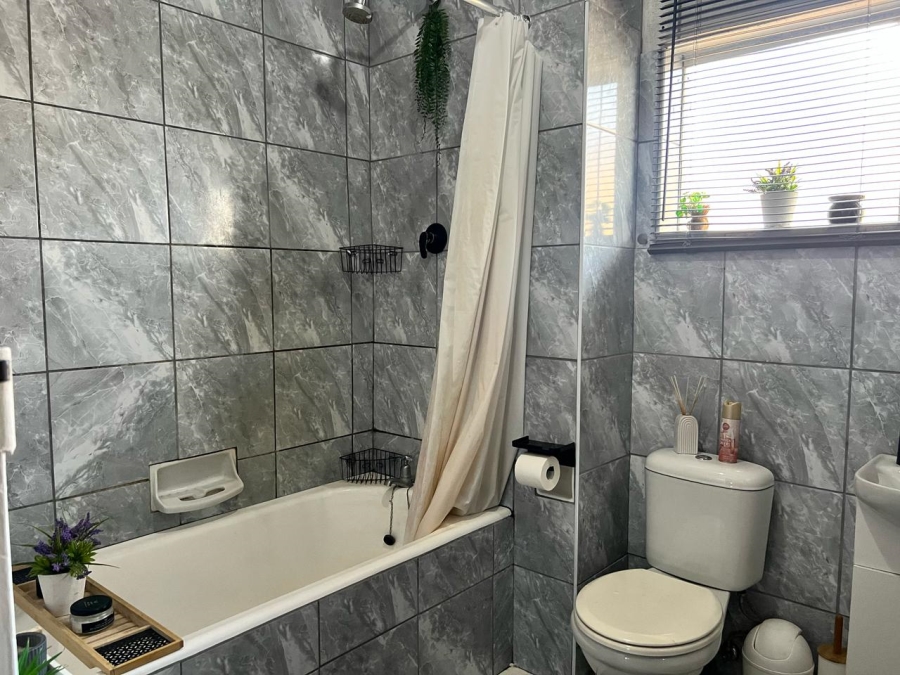 To Let 2 Bedroom Property for Rent in Loumar Western Cape